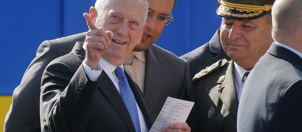 James Mattis, secretário de Defesa dos EUA  com seu homólogo ucraniano, Stepan Poltorak. Mattis visitou Ucrânia por ocasião do Dia da Independência do país, 24 de agosto de 2017 - Sputnik Brasil
