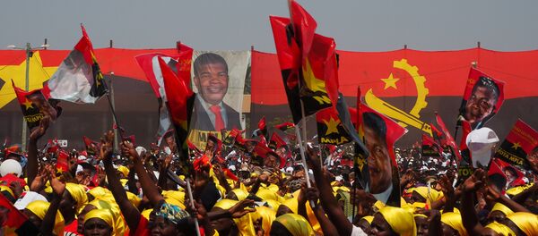 Os apoiantes gritam em apoio ao presidenciável do MPLA, João Lourenço, durante um comício em Angola, em 17 agosto de 2017 Os apoiantes gritam em apoio ao presidenciável do MPLA, João Lourenço, durante um comício em Angola, em 17 agosto de 2017 - Sputnik Brasil