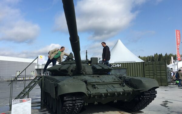 Tanque de combate T-72B3 exposto no fórum militar EXÉRCITO 2017 - Sputnik Brasil