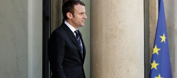 O presidente francês, Emmanuel Macron, espera um convidado nas escadas do Palácio do Eliseu, em Paris, França. 15 de Maio de 2017. - Sputnik Brasil