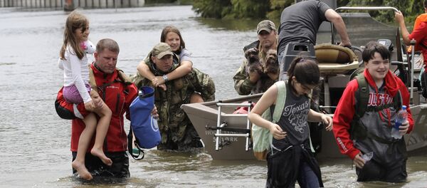 Vítimas do furacão Harvey deixam suas casas - Sputnik Brasil