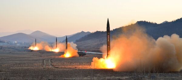 Lançamento de mísseis balísticos pela Coreia do Norte (foto de arquivo) - Sputnik Brasil