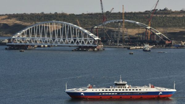 Arco ferroviário da ponte da Crimeia começa a ser transportado - Sputnik Brasil