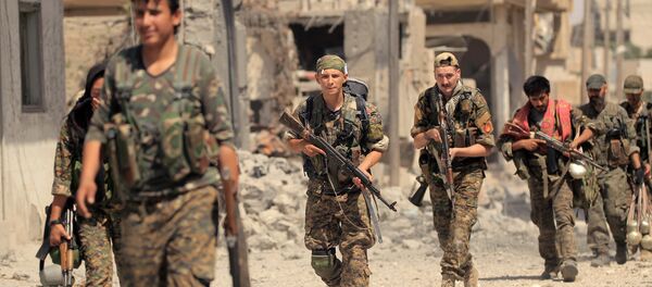 Members of the Syrian Democratic Forces advance toward Islamic State positions in Seif Al Dawla district of Raqqa, Syria August 9, 2017 - Sputnik Brasil