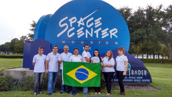 Mylena Peixoto com o Pofessor Marcelo Souza e outros estudantes na viagem à Nasa em 2016 - Sputnik Brasil