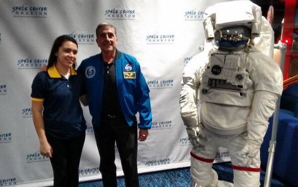 Mylena em almoço com o astronauta Donald Alan Thomas, na sede da NASA - Sputnik Brasil
