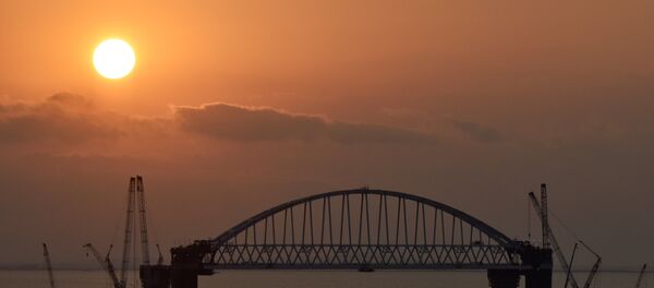 Arco ferroviário da ponte da Crimeia foi erguido e fixado Arco ferroviário da ponte da Crimeia foi erguido e fixado - Sputnik Brasil