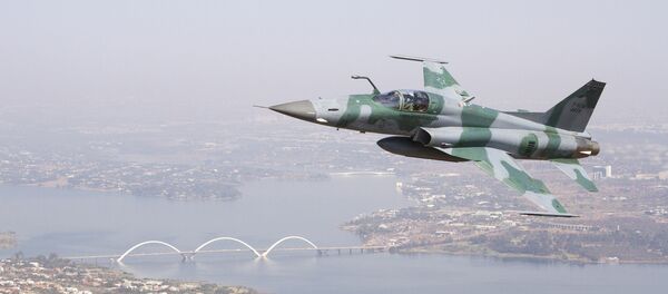 Caça F-5 da FAB sobrevoando Brasília - Sputnik Brasil