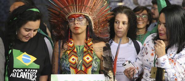 Representantes de movimentos de defesa socioambiental do país, do Ministério Público e um grupo de parlamentares da Frente Ambientalista realizam ato na Câmara dos Deputados em protesto ao decreto que extinguiu a Renca. - Sputnik Brasil