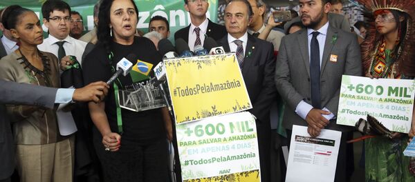 Representantes de movimentos de defesa socioambiental do país, do Ministério Público e um grupo de parlamentares da Frente Ambientalista realizam ato na Câmara dos Deputados em protesto ao decreto que extinguiu a Renca - Sputnik Brasil