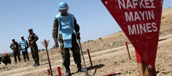 An UNIFIL's Cambodian mine expert demonstrates his work on April 23, 2014 in the UN-controlled buffer zone, where demining operations are being conducted under the auspices of the United Nations Peacekeeping Force in Cyprus (UNFICYP), near the village of Mammari - Sputnik Brasil