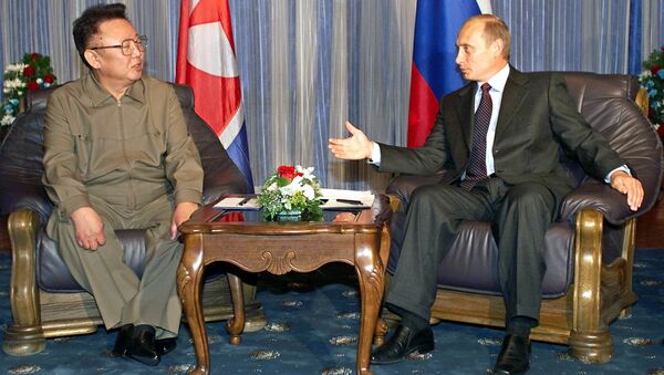 Encontro entre o então líder norte-coreano Kim Jong-il (pai e antecessor de Kim Jong-un) e o presidente russo Vladimir Putin, em 23 de agosto de 2002 - Sputnik Brasil