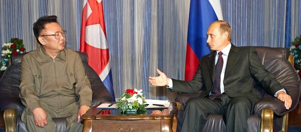 Encontro entre o então líder norte-coreano Kim Jong-il (pai e antecessor de Kim Jong-un) e o presidente russo Vladimir Putin, em 23 de agosto de 2002 - Sputnik Brasil
