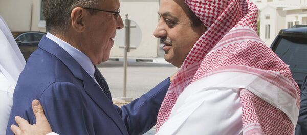 Chanceler russo, Sergei Lavrov, com ministro da defesa do Qatar, Khalid al-Attiyah em Doha, 30 de agosto - Sputnik Brasil