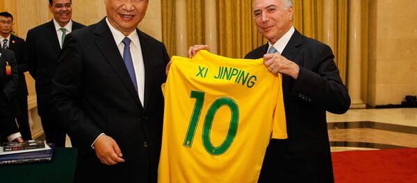 Temer deu uma camiseta da seleção brasileira de futebol ao presidente Xi Jinping. - Sputnik Brasil