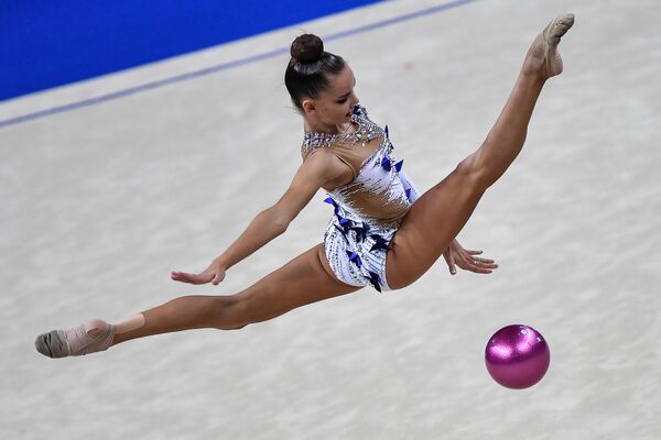 Ginasta russa, Dina Averina, durante sua apresentação no Campeonato Mundial de Ginástica em Pesaro, Itália - Sputnik Brasil