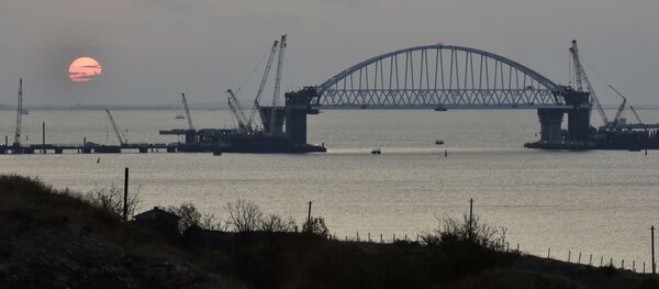 Arco ferroviário instalado na ponte da Crimeia - Sputnik Brasil