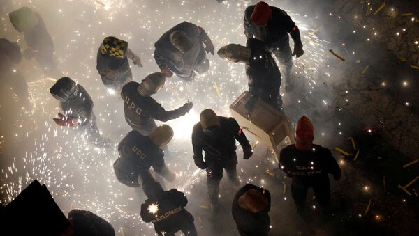 Pessoas lançam fogos de artifício durante o festival anual Corda no povoado de Paterna, Espanha (imagem referencial) - Sputnik Brasil