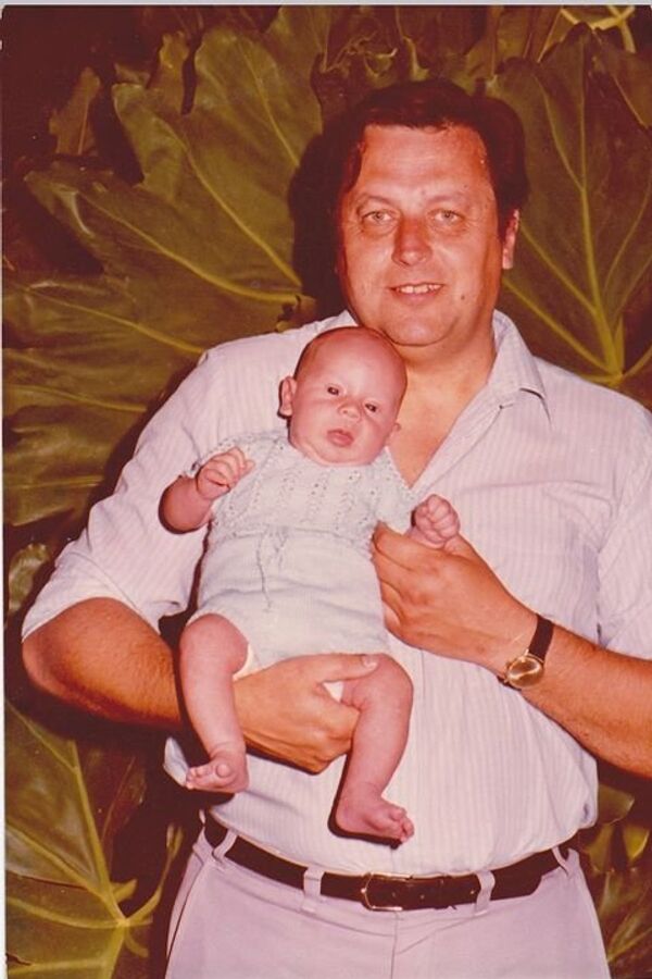 Vladimir Roslik com seu filho Valery nos braços - Sputnik Brasil