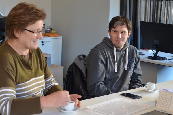 María Cristina Zabalkin, viúva de Vladimir Roslik, e seu filho Valery visitam o escritório da Sputnik em Montevidéu  - Sputnik Brasil