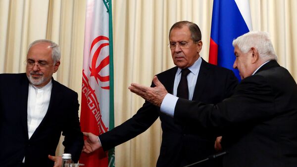 Russian Foreign Minister Sergei Lavrov (C) and his counterparts Walid al-Muallem (R) from Syria and Mohammad Javad Zarif from Iran attend a news conference in Moscow, Russia, October 28, 2016. - Sputnik Brasil