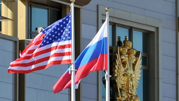 Bandeiras da Rússia e dos Estados Unidos hasteadas devido à visita do secretário de estado dos EUA em Moscou. Foto de 7 de Maio de 2013. - Sputnik Brasil
