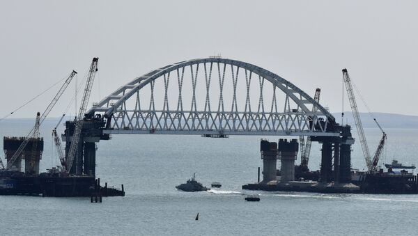 Arco ferroviário instalado na ponte da Crimeia - Sputnik Brasil