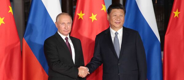Presidente russo, Vladimir Putin, com seu homólogo chinês, Xi Jinping, durante o encontro bilateral nas margens da cúpula dos BRICS em Xiamen - Sputnik Brasil