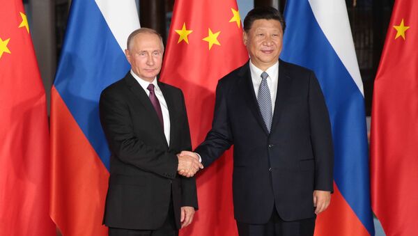 Presidente russo, Vladimir Putin, com seu homólogo chinês, Xi Jinping, durante o encontro bilateral nas margens da cúpula dos BRICS em Xiamen - Sputnik Brasil
