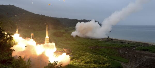 In this photo provided by South Korea Defense Ministry, South Korea's Hyunmoo II Missile system, left, and U.S. Army Tactical Missile System, right, fire missiles during the combined military exercise between the two countries against North Korea at an undisclosed location in South Korea, Saturday, July 29, 2017. In this photo provided by South Korea Defense Ministry, South Korea's Hyunmoo II Missile system, left, and U.S. Army Tactical Missile System, right, fire missiles during the combined military exercise between the two countries against North Korea at an undisclosed location in South Korea, Saturday, July 29, 2017. - Sputnik Brasil