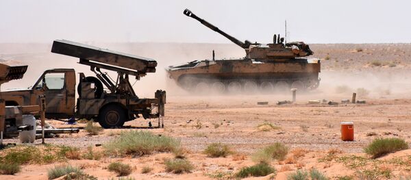 Artilharia do Exército sírio durante luta contra terroristas do Daesh - Sputnik Brasil