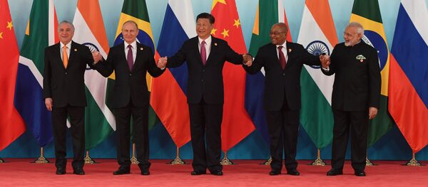 O presidente da Federação da Rússia, Vladimir Putin (segundo da esquerda para a direita), posa para fotografia conjunta dos líderes do BRICS - Sputnik Brasil