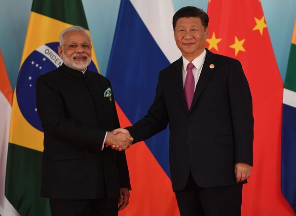 O líder chinês, Xi Jinping, e o primeiro-ministro indiano, Narendra Modi. - Sputnik Brasil