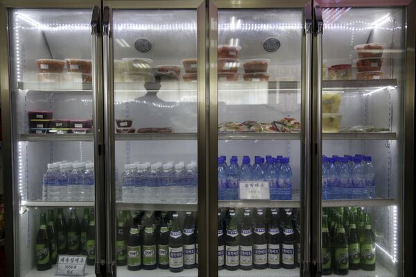 Geladeiras de bebidas e saladas do supermercado Potonggang - Sputnik Brasil