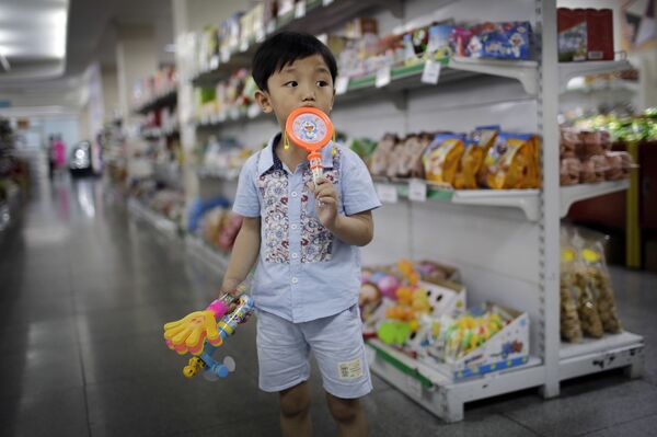 Um menino norte-coreano no supermercado - Sputnik Brasil