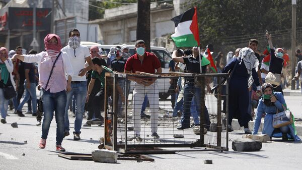 Manifestantes palestinos entram em confronto com soldados israelenses em Hebron, na Cisjordânia - Sputnik Brasil
