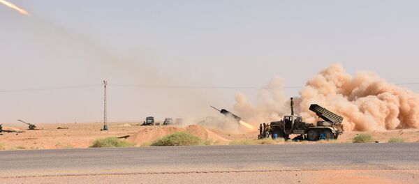 Material bélico do Exército Árabe Sírio é visto disparando em Deir ez-Zor - Sputnik Brasil
