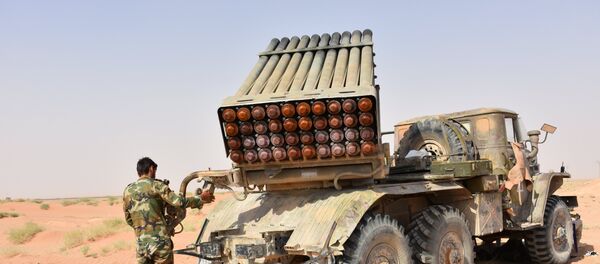 Um lançador múltiplo de mísseis Grad, pertencente ao Exército Árabe Sírio, é visto em Deir ez-Zor no início de setembro de 2017 - Sputnik Brasil