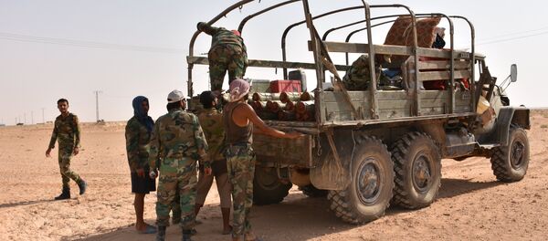Soldados sírios descarregam um veículo de transporte perto de Deir ez-Zor, no início de setembro de 2017 - Sputnik Brasil