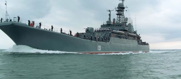 Grande navio e a ponte da Crimeia - Sputnik Brasil