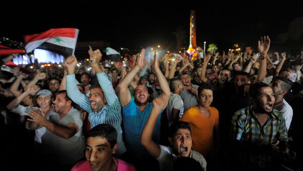 Torcedores sírios comemoraram muito o empate com o Irã, resultado que mantém a seleção síria viva na busca por uma vaga na Copa do Mundo de 2018, na Rússia - Sputnik Brasil