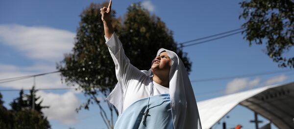 Freira em parque de Bogotá, Colômbia, que receberá missa de Francisco - Sputnik Brasil