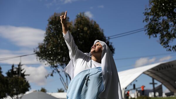 Freira em parque de Bogotá, Colômbia, que receberá missa de Francisco - Sputnik Brasil