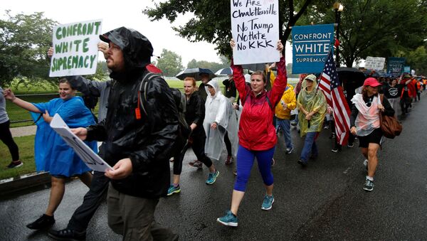 Manifestantes de Charlottesville, Virgínia, marcham até Washington para protestar contra racismo - Sputnik Brasil