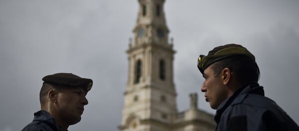 Dois policiais portugueses na cidade de Fátima, em 11 de maio de 2017 - Sputnik Brasil