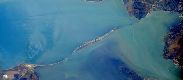 Construção da ponte através do estreito de Kerch, na Crimeia, vista do espaço - Sputnik Brasil