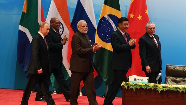 Os líderes russo, sul-africano, indiano, chinês e brasileiro na reunião multilateral durante a IX cúpula dos BRICS (foto de arquivo) - Sputnik Brasil