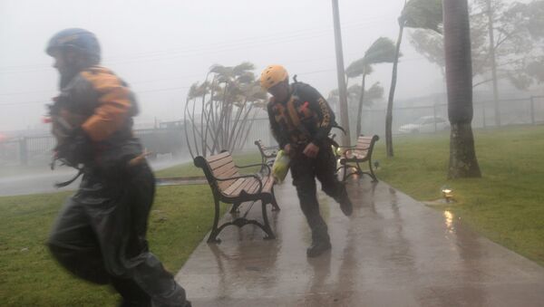 Funcionários da Defesa Civil durante o furacão Irma em Porto Rico, 6 de setembro de 2017 - Sputnik Brasil