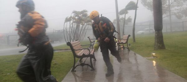 Funcionários da Defesa Civil durante o furacão Irma em Porto Rico, 6 de setembro de 2017 - Sputnik Brasil