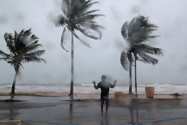 O furacão Irma afeta a costa de Porto Rico - Sputnik Brasil